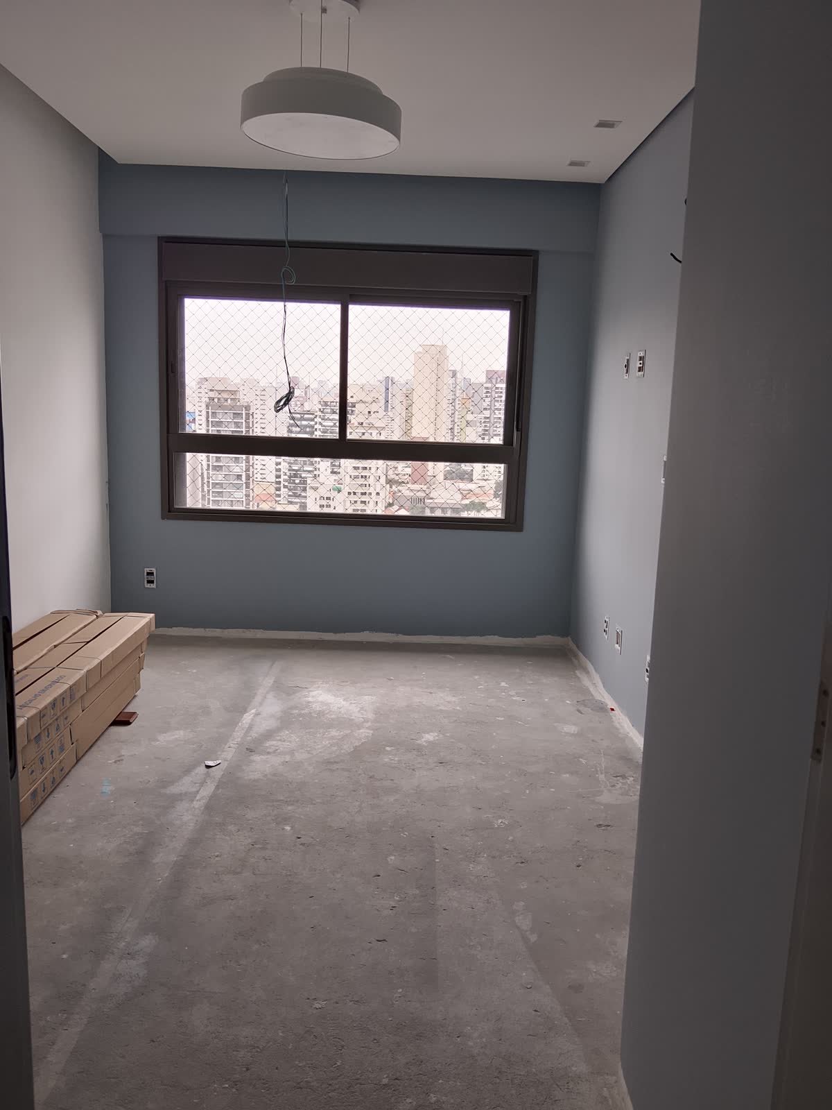 Quarto com sanca, pintura e luminária durante a execução
