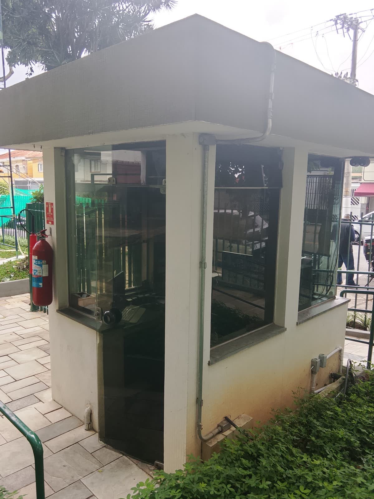 Vista externa da estrutura envidraçada da guarita