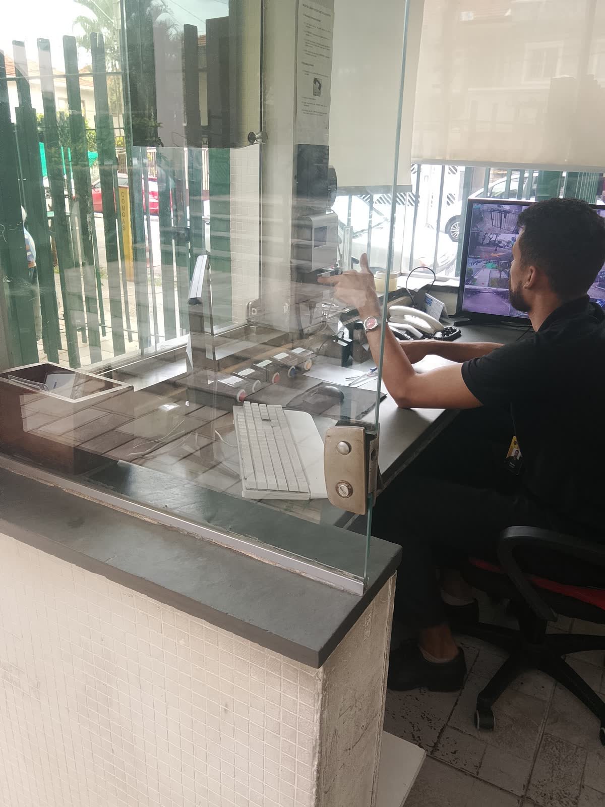 Interior funcional da guarita com área de monitoramento