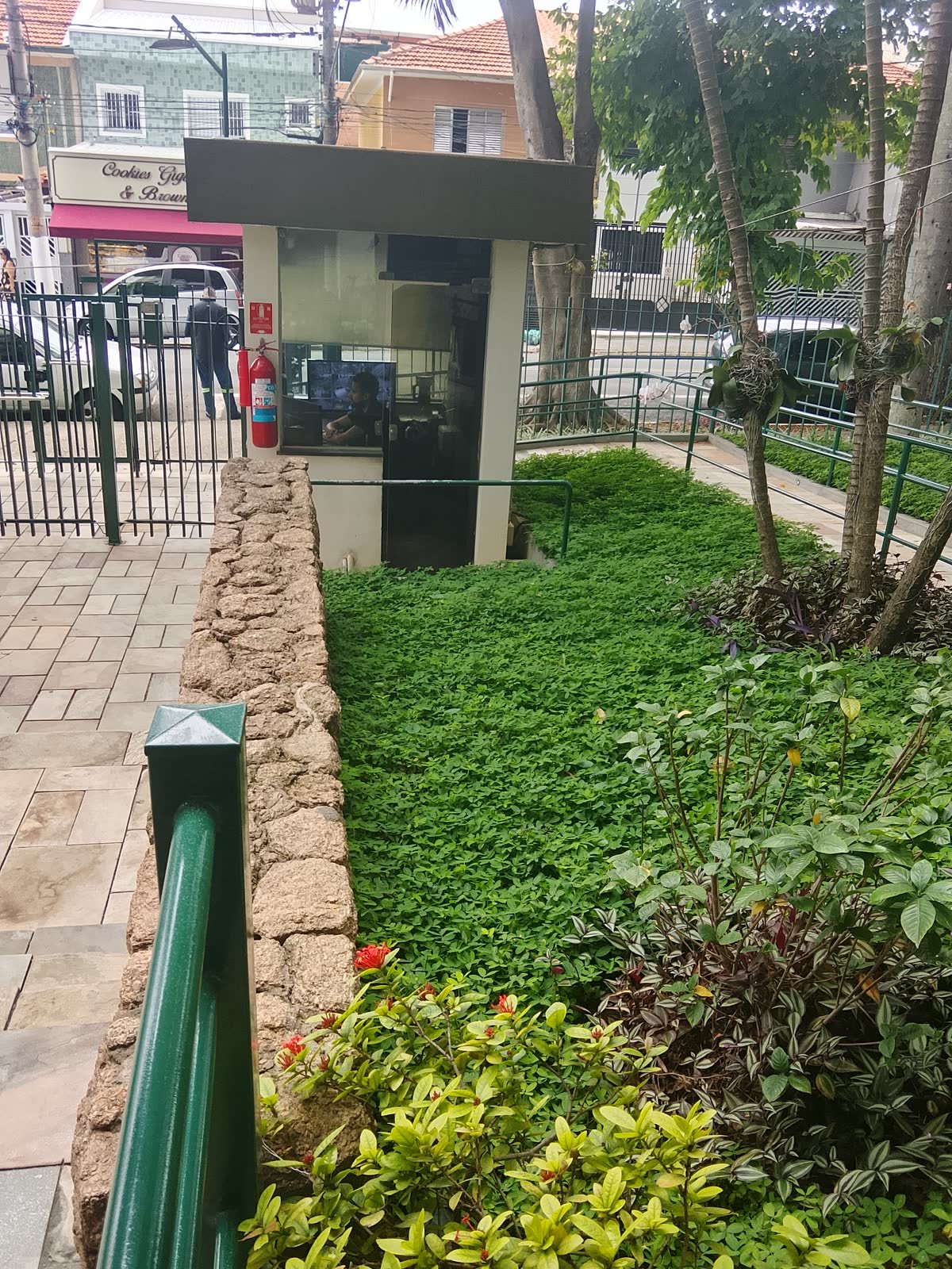 Guarita integrada ao jardim após a ambientação