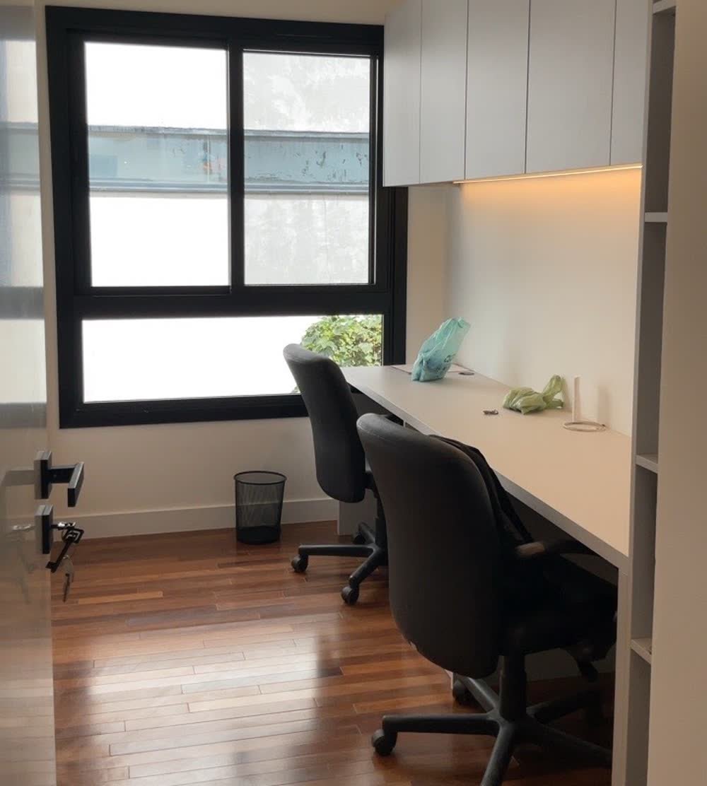 Escritório residencial com bancada planejada