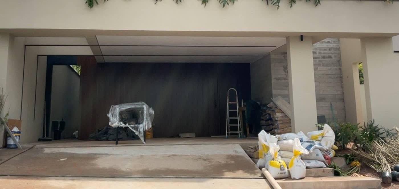 Fachada contemporânea da Casa Santana de Parnaíba