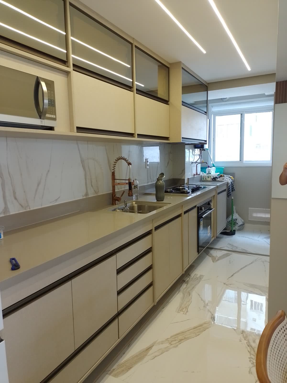 Cozinha planejada com marcenaria e iluminação linear