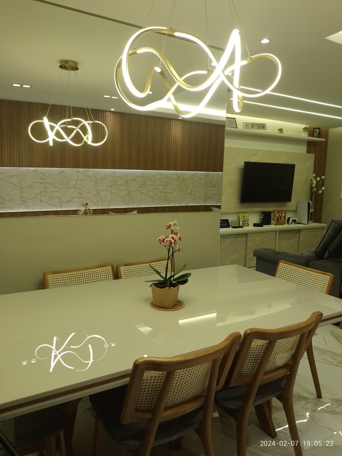 Sala de jantar integrada com pendentes e mobiliário planejado